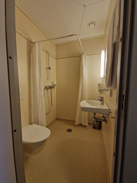 Koupelna v ubytování Bjugn Hotell