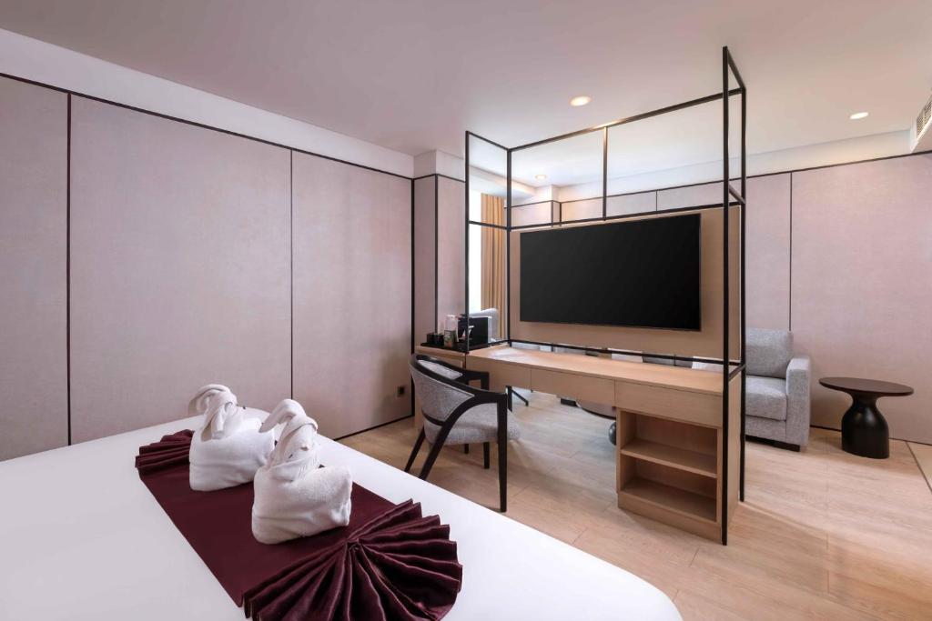 TV a/nebo společenská místnost v ubytování Grand Edge Hotel Semarang