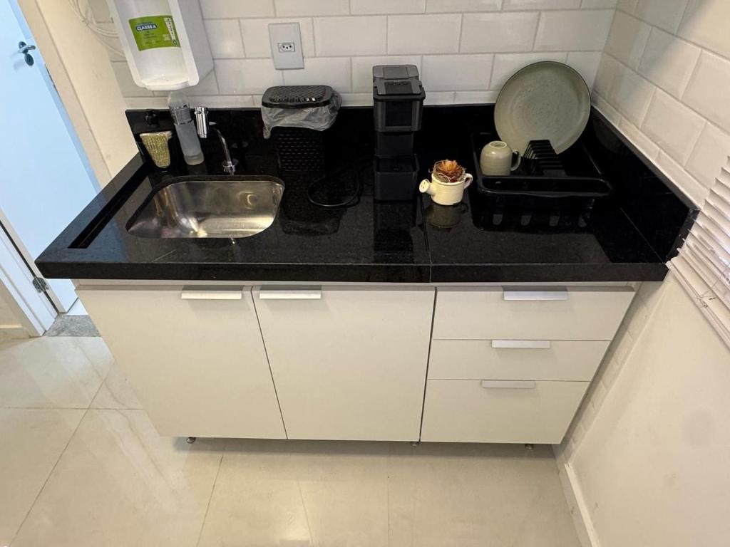 a kitchen with a sink and a counter top at Flat Super Luxo - Central - Otima localizacao - Novo in Volta Redonda