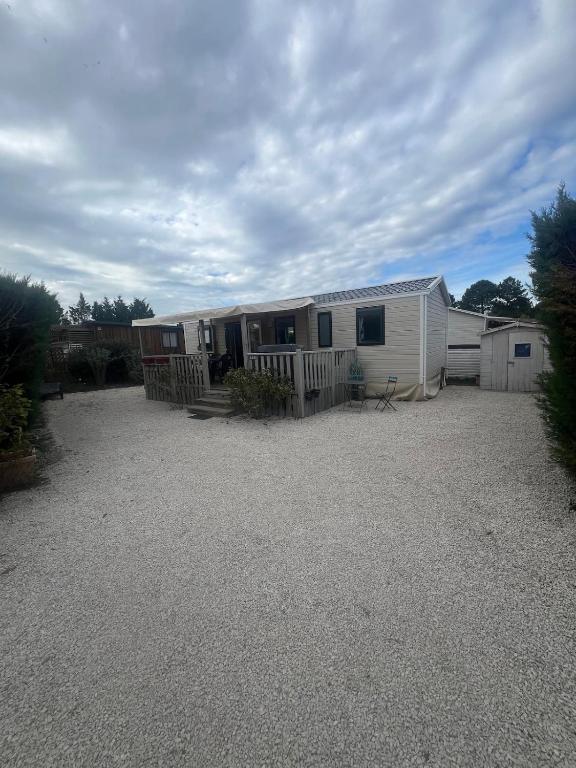 Deux ou trois mobile homes garés dans un grand nombre dans l'établissement 538 mobile home grand confort, à La Teste-de-Buch