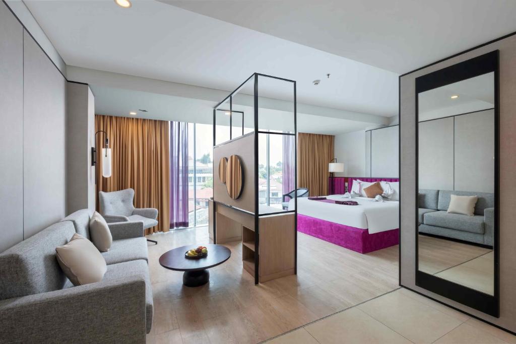 Postel nebo postele na pokoji v ubytování Grand Edge Hotel Semarang