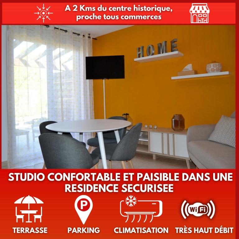 un panneau dans une pièce avec une table et des chaises dans l'établissement La Merveille de VERMEIL - Parking - Climatisation - Terrasse, à Albi