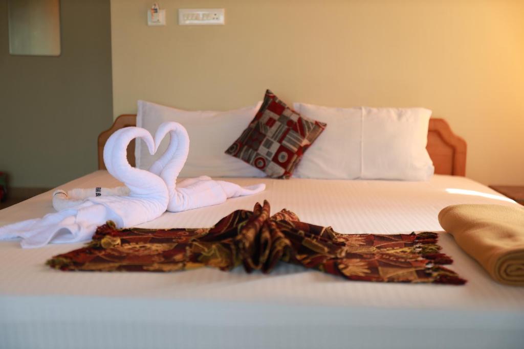 Postel nebo postele na pokoji v ubytování Cherai Beach Palace