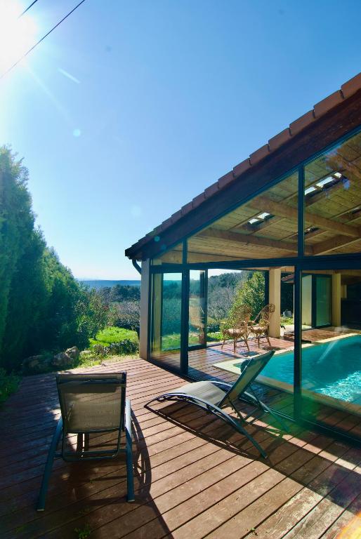 une maison avec une terrasse et une piscine dans l'établissement Maison Réauville, à Réauville
