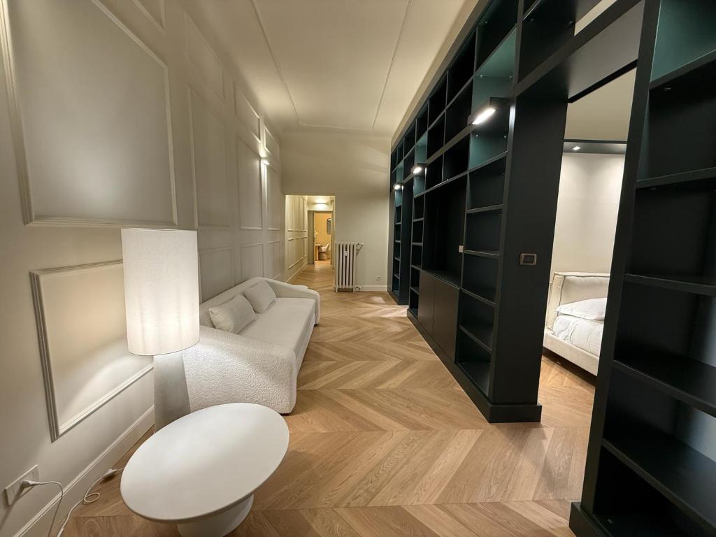 Luxury Design 1BR 1BA High Ceilings Central Milan