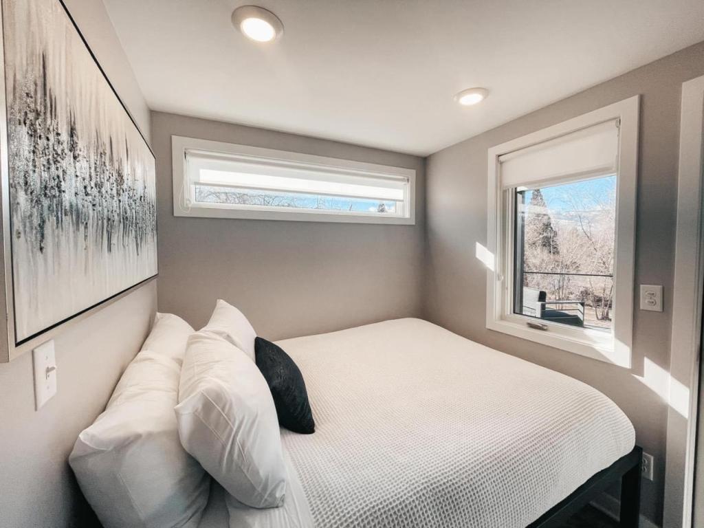 Postel nebo postele na pokoji v ubytování Beautiful and Elegant River Front Cottage