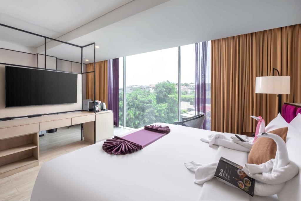TV a/nebo společenská místnost v ubytování Grand Edge Hotel Semarang