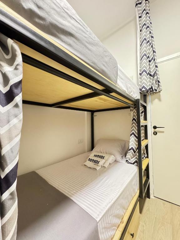 Postel nebo postele na pokoji v ubytování Nomads Hostel