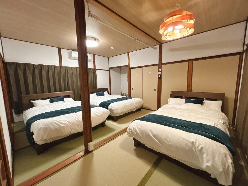 Postel nebo postele na pokoji v ubytování 民宿ひだまり Minsyuku Hidamari