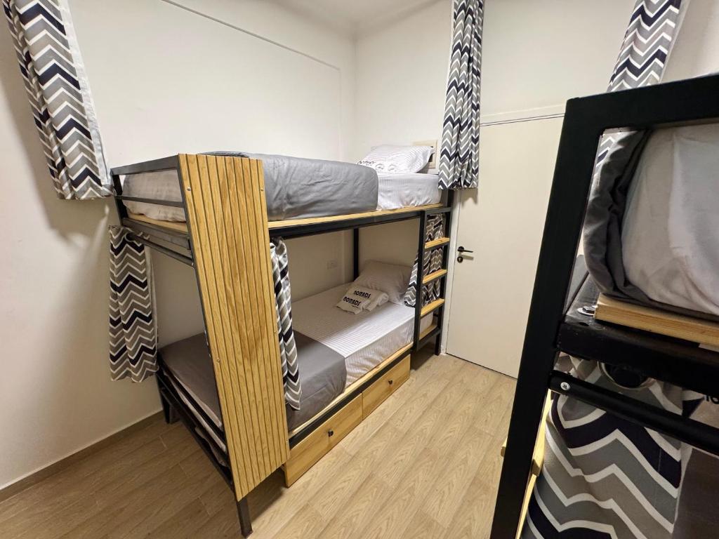 Postel nebo postele na pokoji v ubytování Nomads Hostel