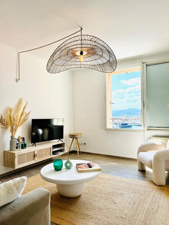 un salon avec un canapé et une table dans l'établissement Port Saint-Tropez, à Saint-Tropez