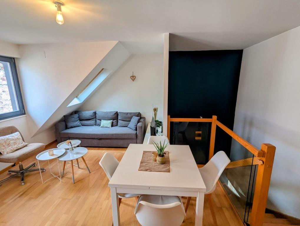 un salon avec une table et un canapé dans l'établissement CityCosy Strasbourg - Le nid de la Cathedrale, à Strasbourg