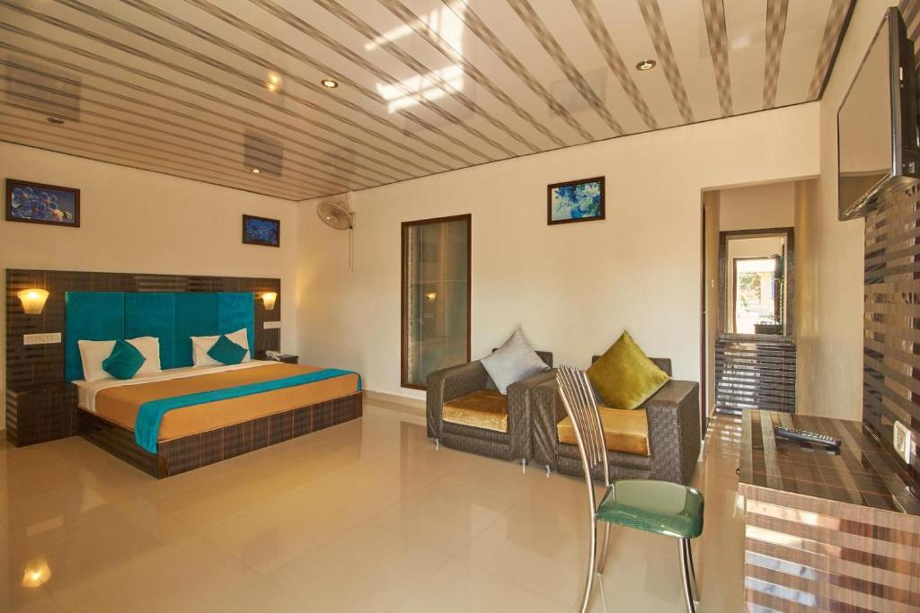 1 dormitorio con 2 camas y sofá en Green Leaf Home Stay, en Thekkady