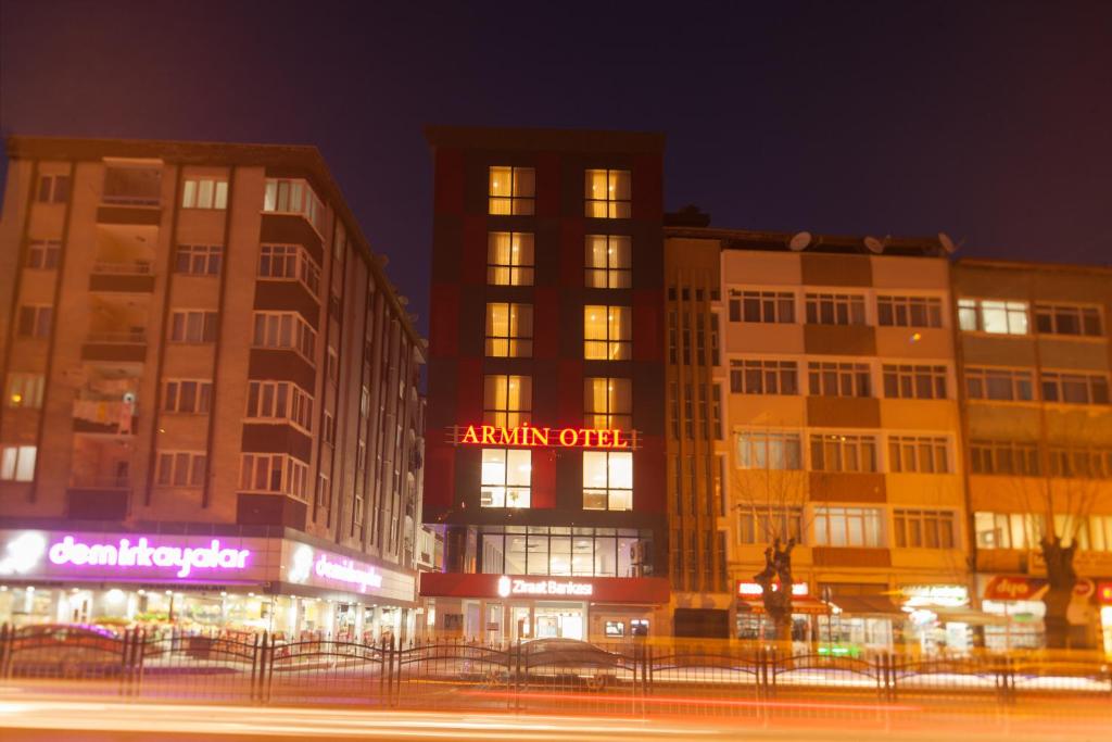 una ciudad de noche con edificios y una calle en Armin Hotel, en Amasya