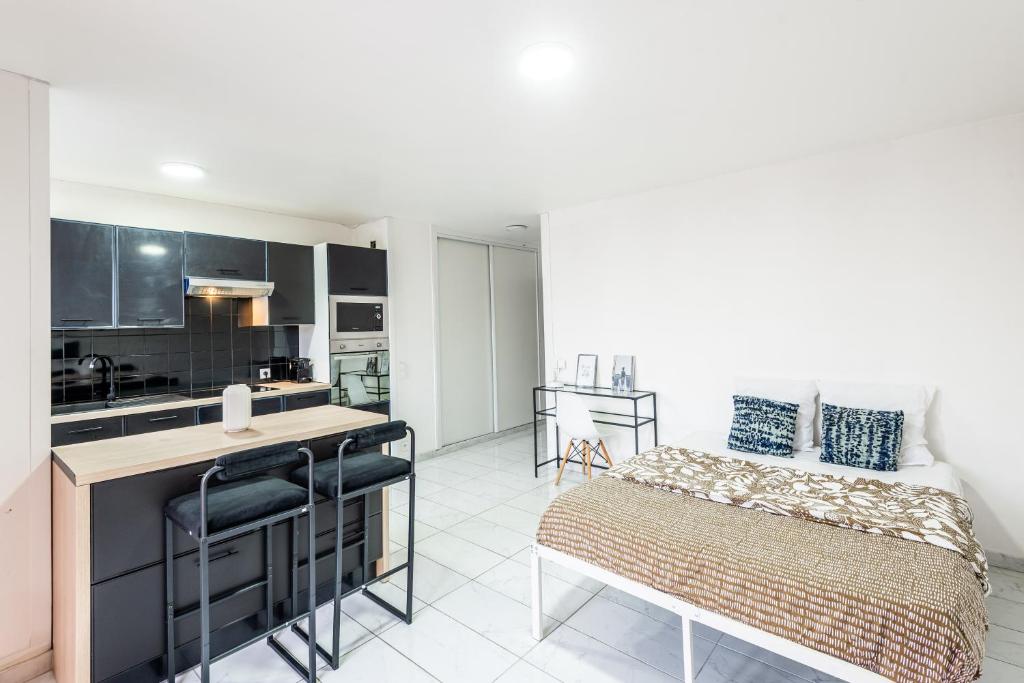 - une cuisine et un salon avec un lit dans une chambre dans l'établissement M70 Marquer Studio proche de la gare, à Annemasse