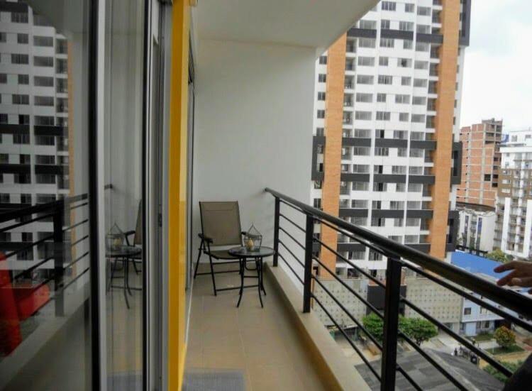 - Balcón de un edificio con sillas y mesa en Aparta estudio Bucaramanga, en Bucaramanga