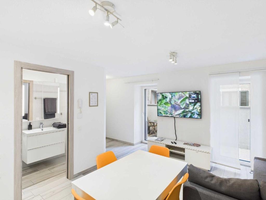 TV a/nebo společenská místnost v ubytování Sonvico Court House Charming Lodge in Lugano