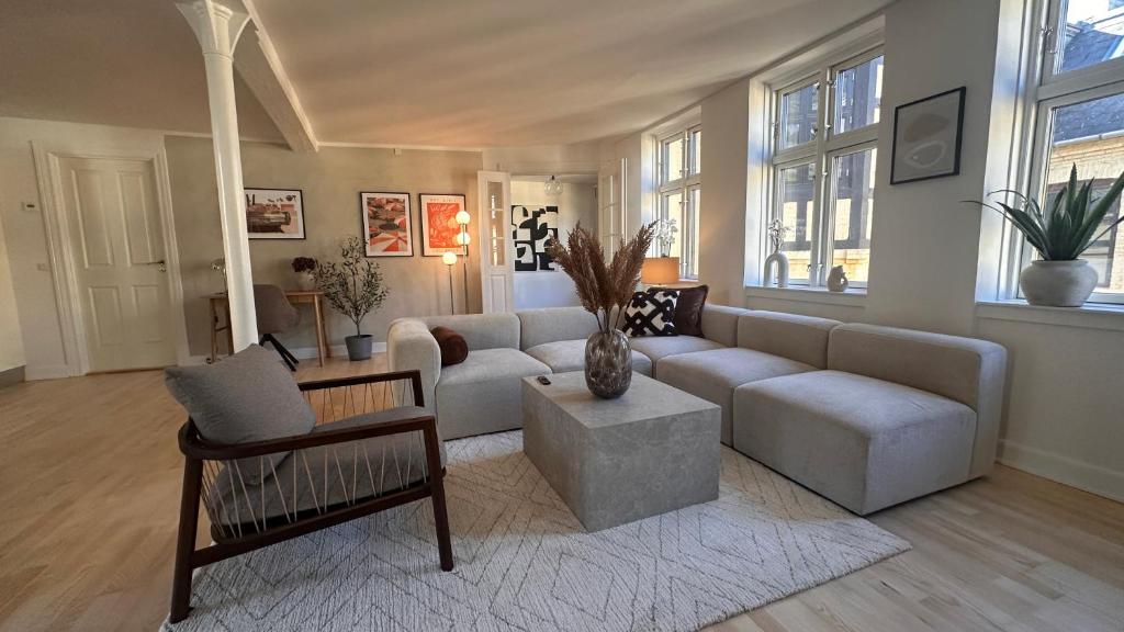 a living room with a couch and a table at City management Løv in Copenhagen