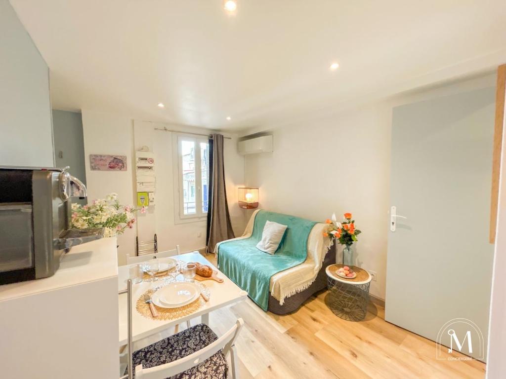 un salon avec un canapé et une table dans l'établissement Studio climatisé dans le centre-ville de Sanary, à Sanary-sur-Mer