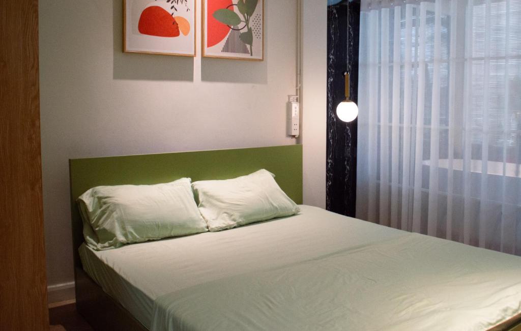 Ένα ή περισσότερα κρεβάτια σε δωμάτιο στο Alis Homestay