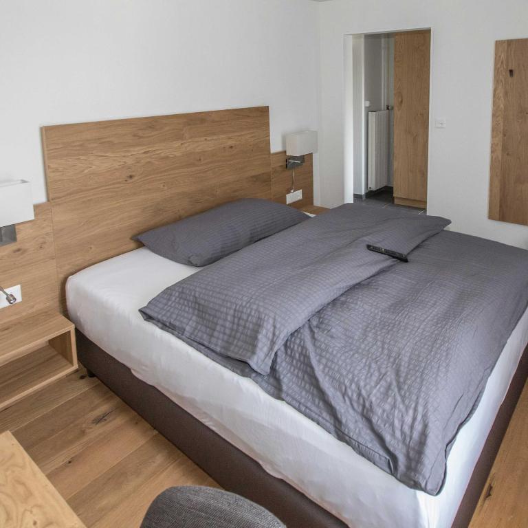 Postel nebo postele na pokoji v ubytování Gasthaus Rössli