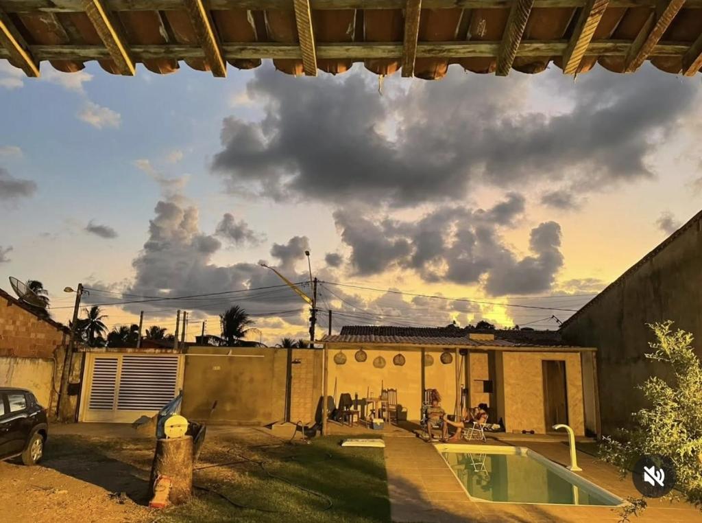una vista de una casa con piscina en Milagres, en São Miguel dos Milagres