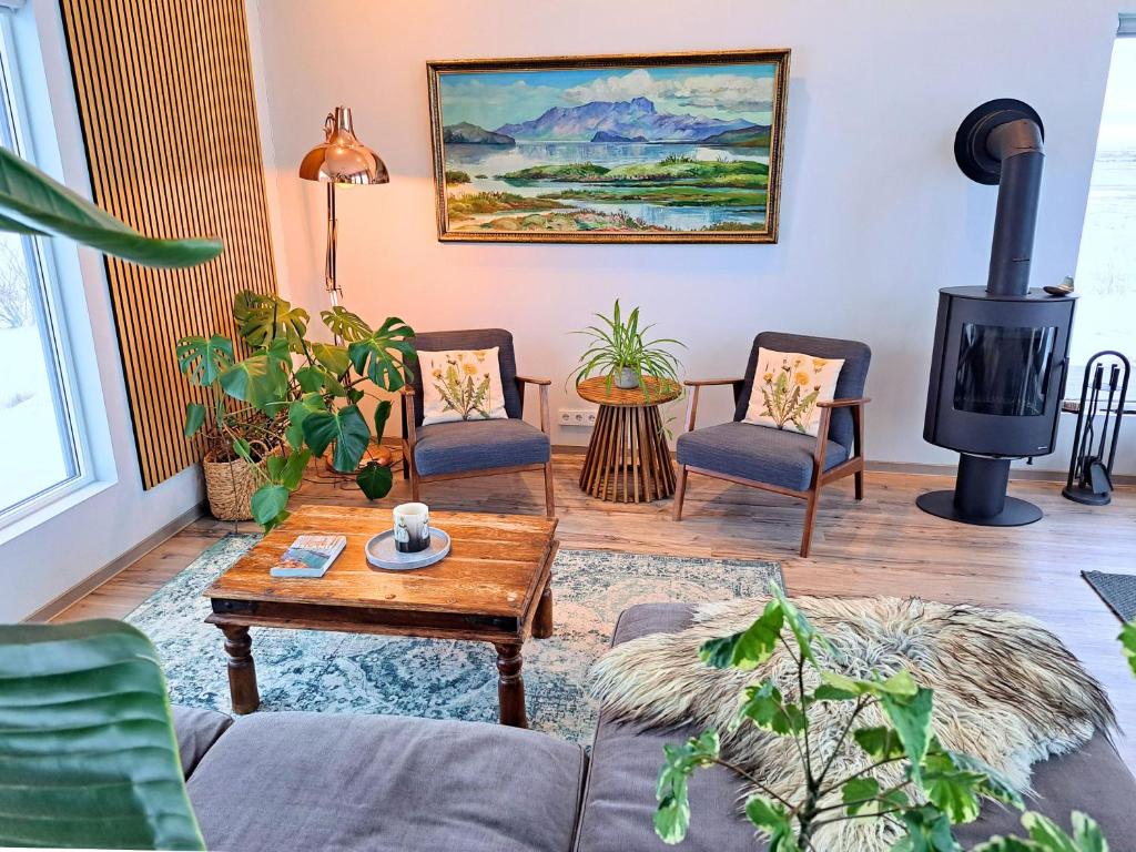 Posezení v ubytování Austurey - Lakefront Villa