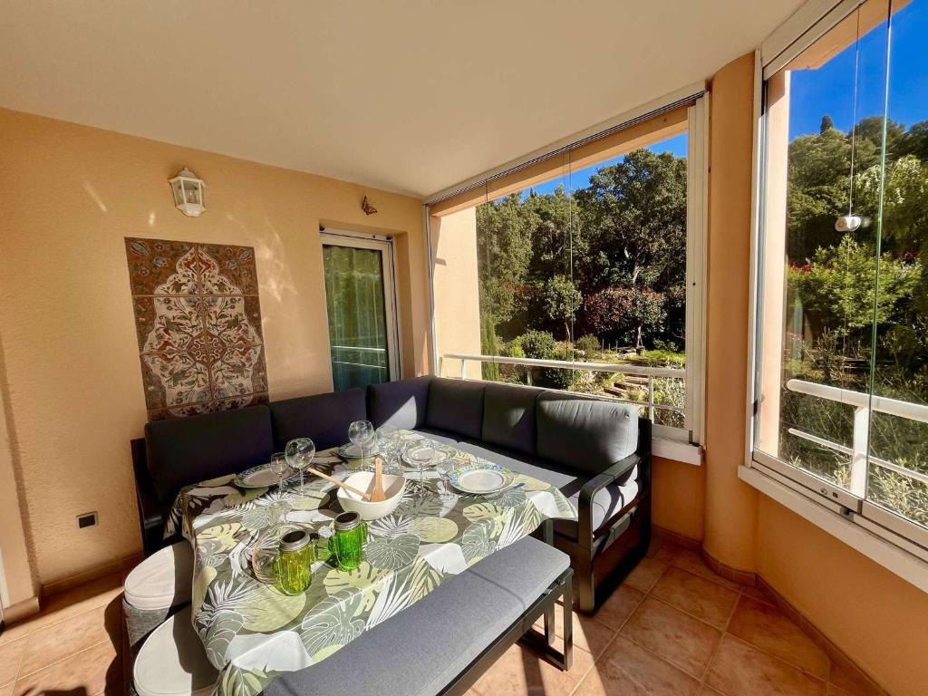 une salle à manger avec une table et un canapé dans l'établissement Appartement T3 avec Terrasse et Clim à 300m de la Plage - FR-1-226B-234, à Cavalaire-sur-Mer
