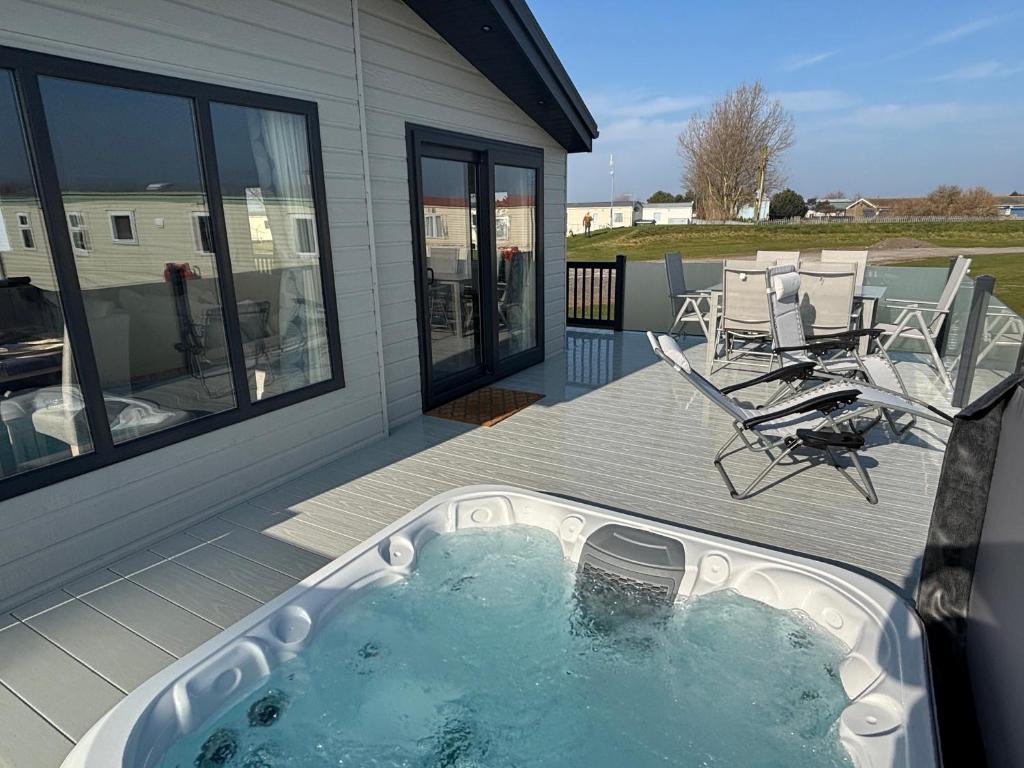 Πισίνα στο ή κοντά στο Lodge with hot tub - Waterside, Ingoldmells - pet friendly, WiFi, bed linen - Meadow Lakes Caravan & Lodge Hire