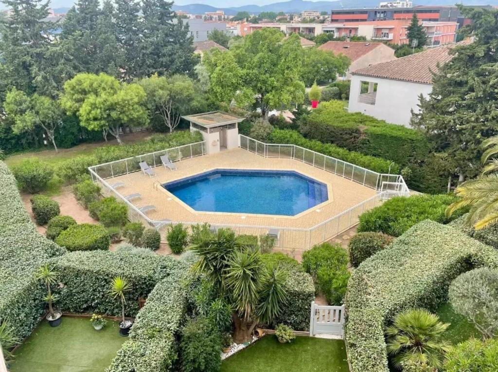 フレジュスにあるAppartement avec terrasse à Fréjus, 70 m², piscine partagéeの庭にあるプールの上空からの眺め