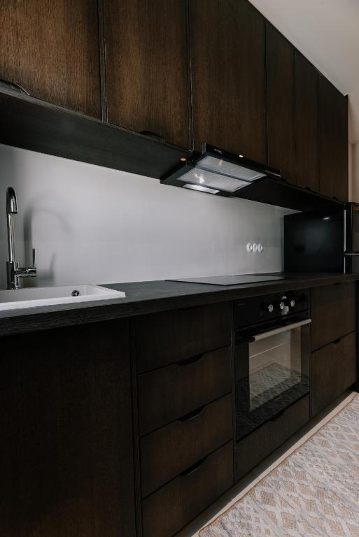 Kuchyň nebo kuchyňský kout v ubytování ONYM Curated Villas