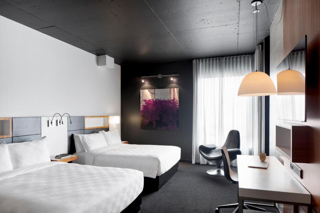 Postel nebo postele na pokoji v ubytování Alt Hotel Toronto Airport