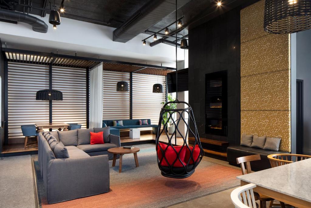 Posezení v ubytování Alt Hotel Toronto Airport
