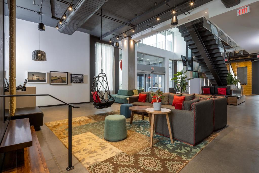 Posezení v ubytování Alt Hotel Toronto Airport