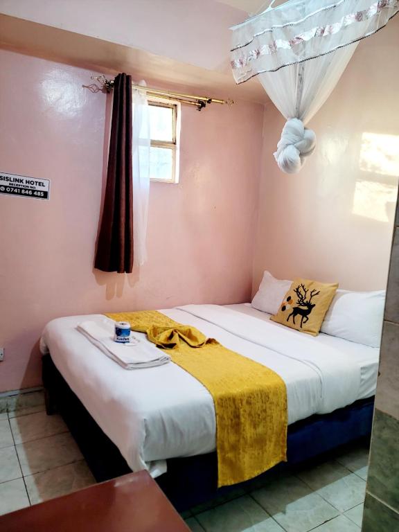 Postel nebo postele na pokoji v ubytování Sislink Hotel Nairobi