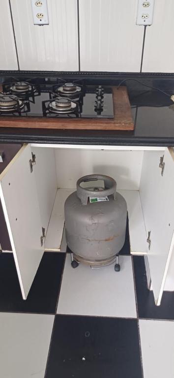 a kitchen with a stove and a pot on the floor at Casa para a COP 30 in Barcarena