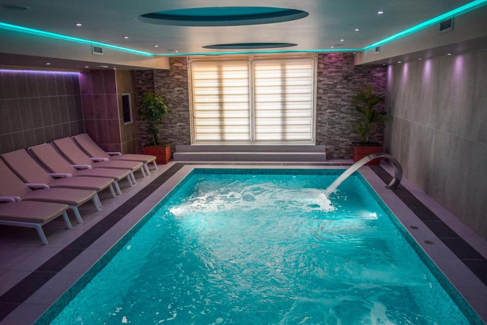 Bazén v ubytování Wellness & Spa - Hotel Oaza nebo v jeho okolí
