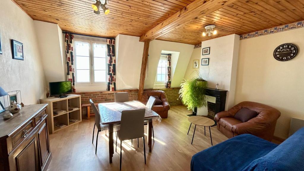un salon avec une table et un canapé dans l'établissement Le Phare, appartement pour 4 personnes avec vue sur la baie de Somme, au Crotoy