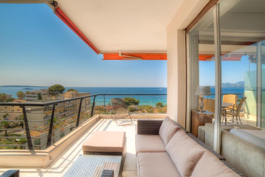 un salon avec un canapé et une vue sur l'océan dans l'établissement Immogroom- 2 bedrooms -Panoramic Sea view - Huge, à Cannes