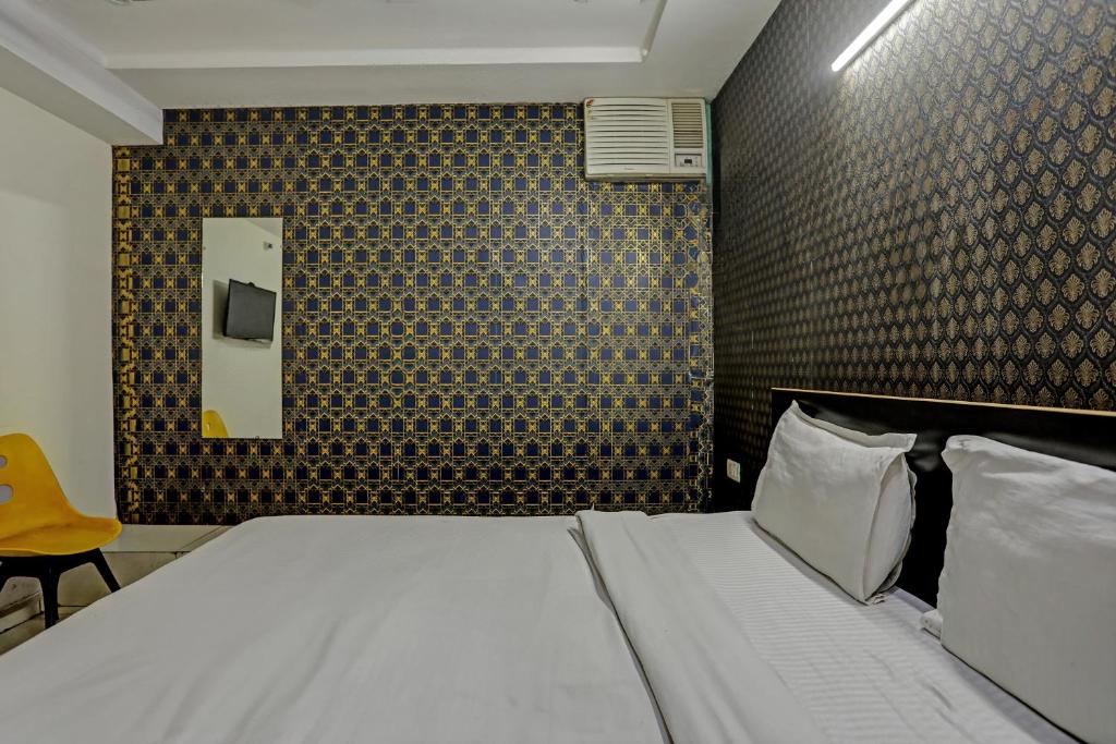 Postel nebo postele na pokoji v ubytování Hotel O Kanak palace