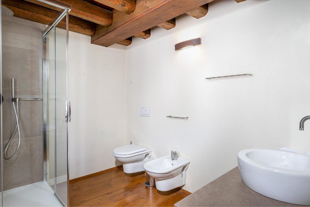 A bathroom at Duca Di Dolle Wine & Relais