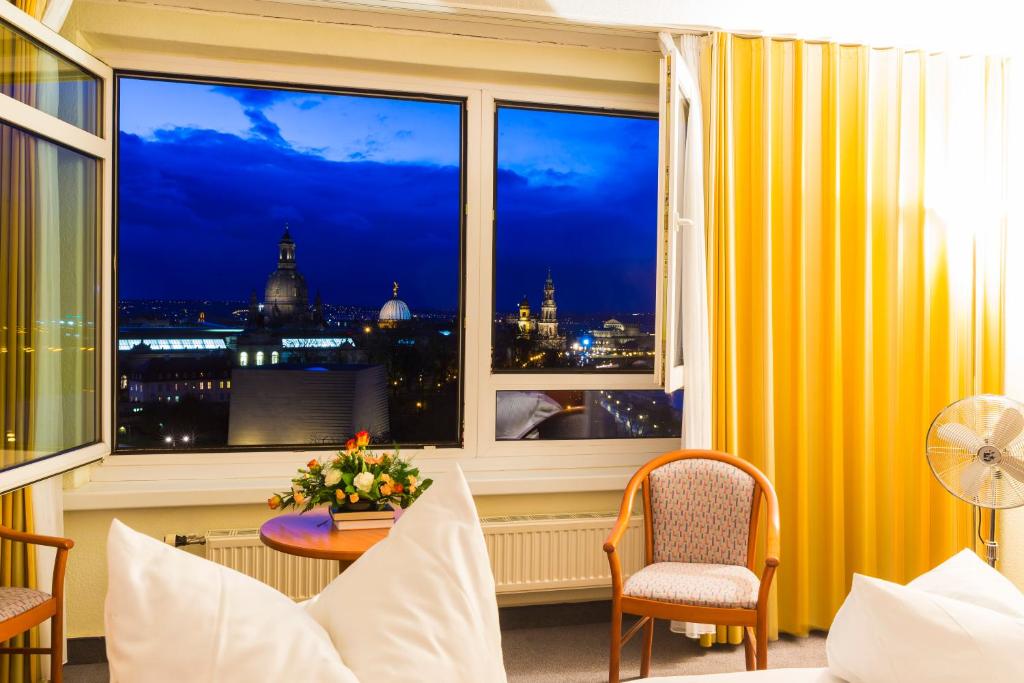 ドレスデンにあるホテル アム テラッセンウーファの市街の景色を望む窓付きの客室です。
