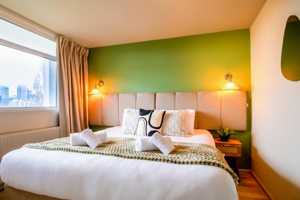Modern 2BR Apartment with Balcony & City Views near DLR - Apartamento De Dos Dormitorios