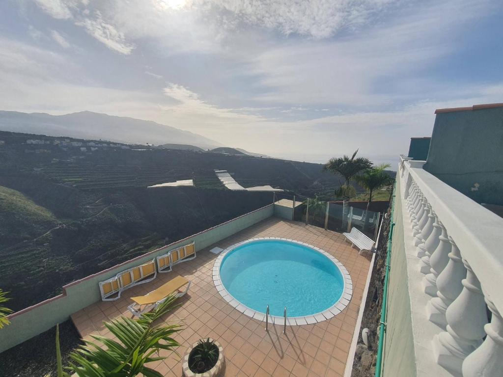 een zwembad aan de zijkant van een gebouw bij Vista Hermosa 2 in La Esquinita