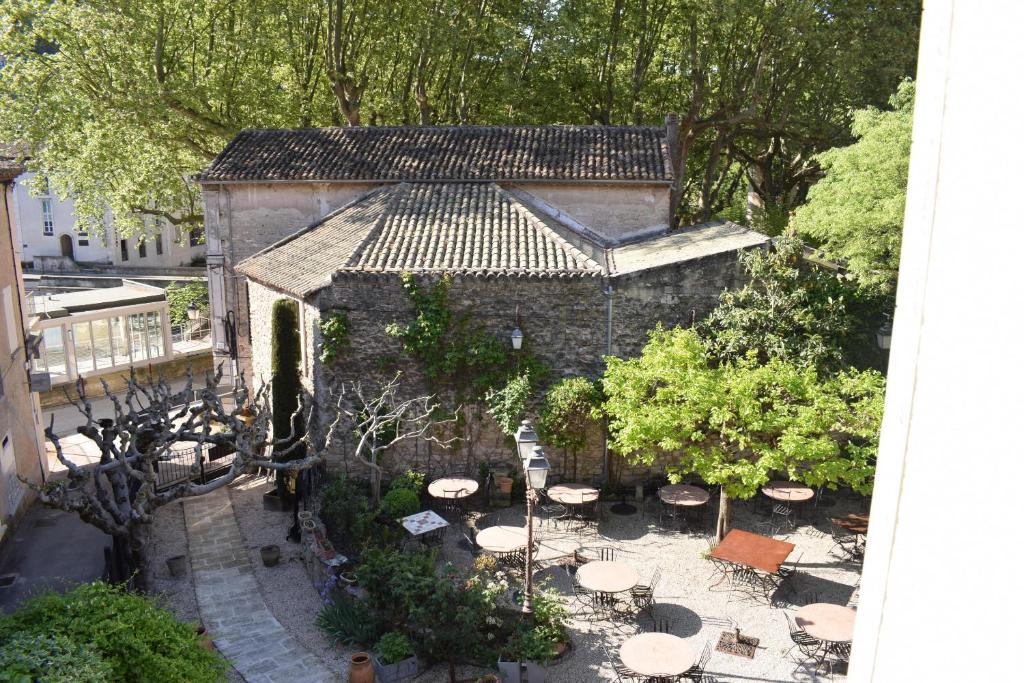 an overhead view of a garden with tables and trees at La Figuiere Fontaine de Vaucluse in Fontaine-de-Vaucluse