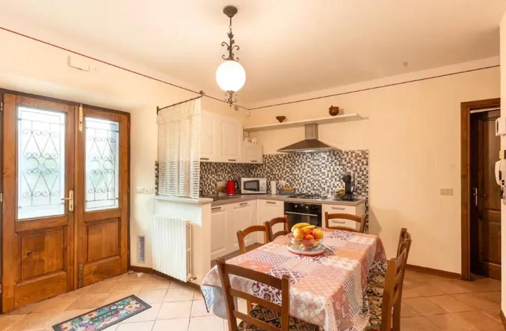 Kuchyňa alebo kuchynka v ubytovaní Cozy House in Castelnuovo di Garfagnana + Large Garden