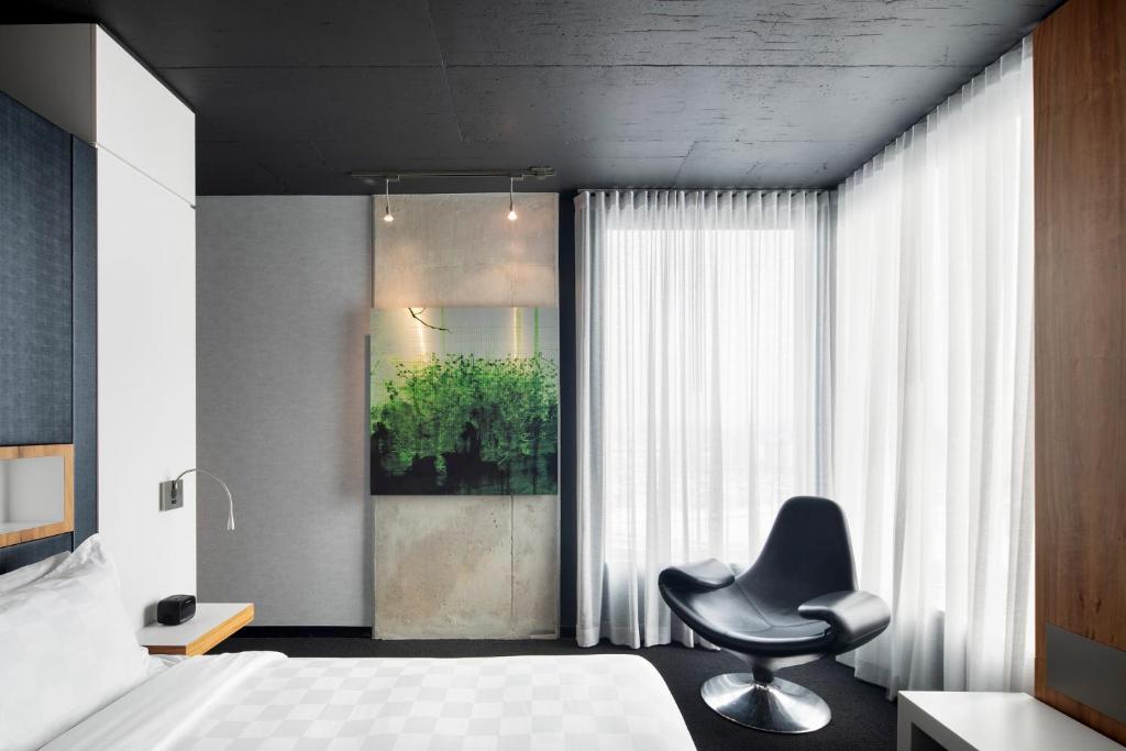 Postel nebo postele na pokoji v ubytování Alt Hotel Toronto Airport
