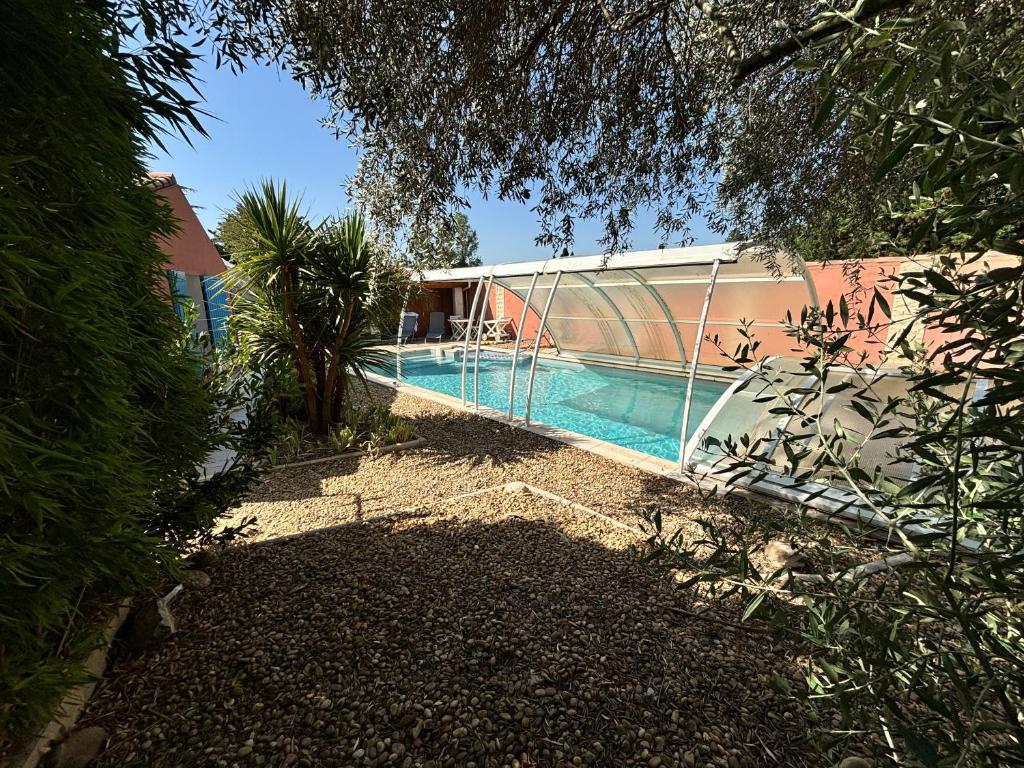 Photo de la galerie de l'établissement Villa Provençale, Piscine Privée & Bains de Soleil, à Mollégès