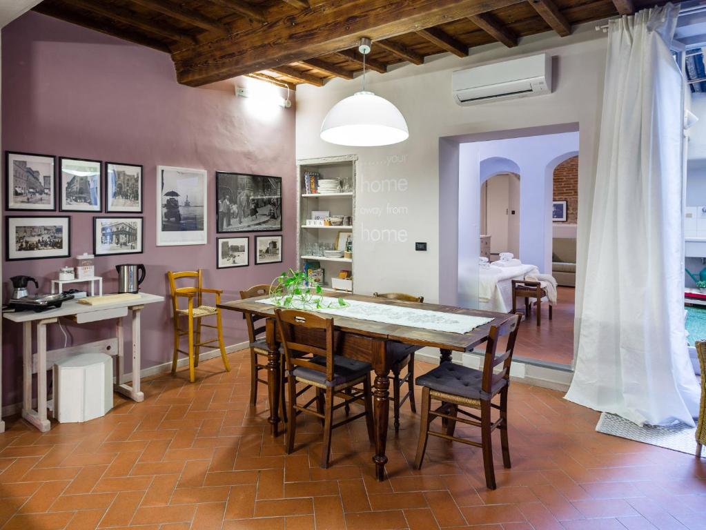 フィレンツェにあるTorrigiani Apartmentのキッチン、ダイニングルーム(テーブル、椅子付)
