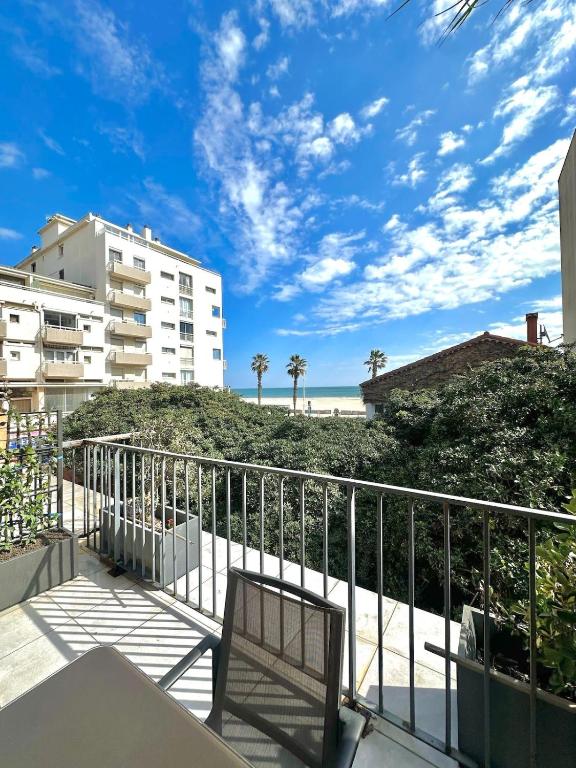 Elle comprend un balcon offrant une vue sur la plage. dans l'établissement Chez Lise et Brice - Canet en Roussillon- Appartement vue sur mer, 6 voyageurs, Clim, à Canet